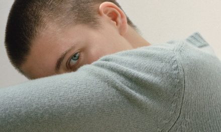 COS Kolekce kašmírových svetrů a doplňků