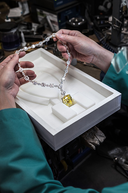 Tiffany Diamond Workshop Images 8 | Lady GAGA s Tiffanyho Diamantem na Oscarech 73