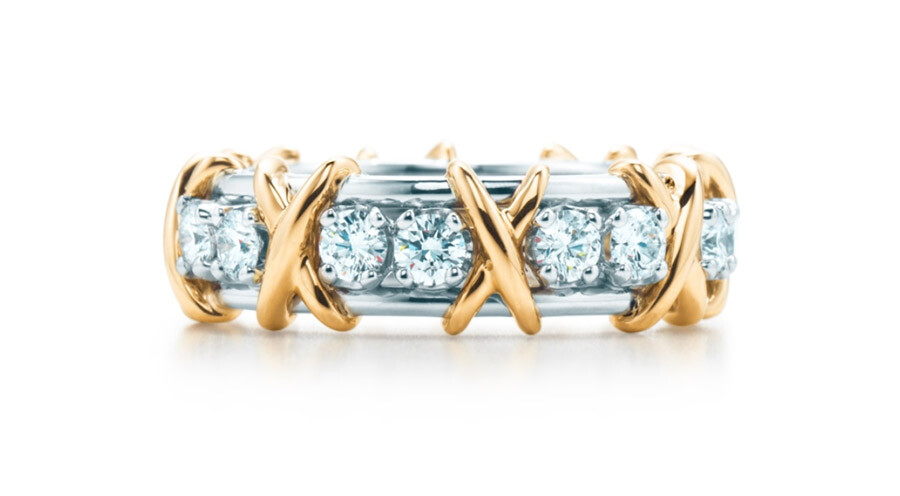 Zdobily ji oslnivé šperky z dílny Tiffany & Co. za více než 2 miliony dolarů. Na sobě měla nádherné náušnice se vzácnými žlutými diamanty o více než 12ct, a zlatý look doplnila náramkem z kolekce Tiffany & Co. Schlumberger ® z platiny a 18kt žlutého zlata s více než 465 diamanty Tiffany, a dále prsteny z kolekcí Tiffany & Co. Schlumberger ® a Tiffany T.